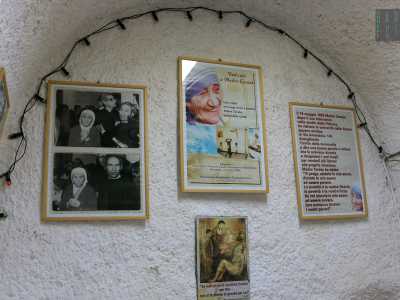Qui sul bianco muro in pietra sono appesi un quadro con due foto del premio Nobel, con una dedica e un testo che ricorda la sua visita, giorno in cui la religiosa ringrazi� le sue sorelle invitandole "a essere pi� povere perch� solo cos� avrebbero aiutato gli altri poveri"